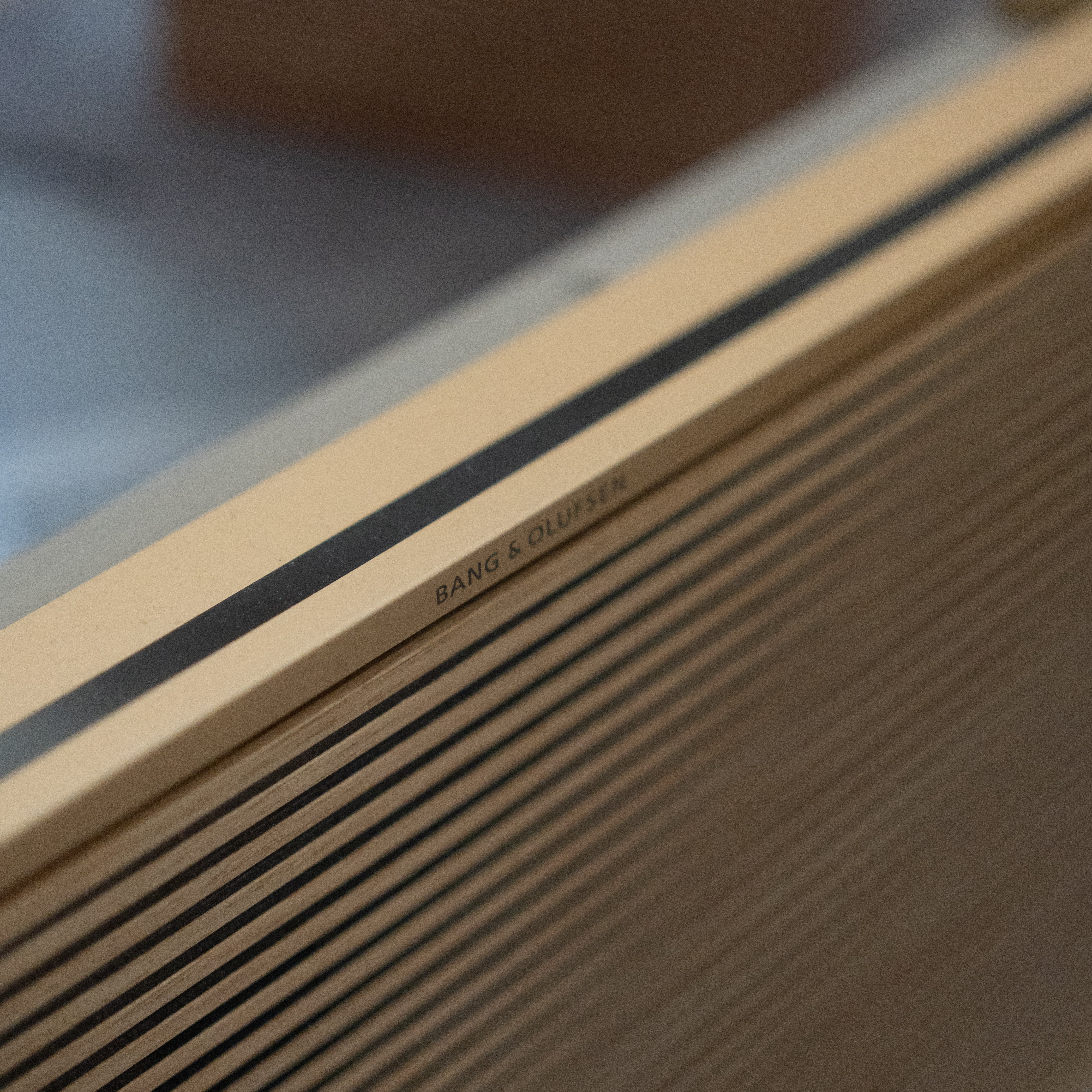 Bang & Olufsen | B&O Beosound Level - Gold Tone/Light Oak – BeoVerse