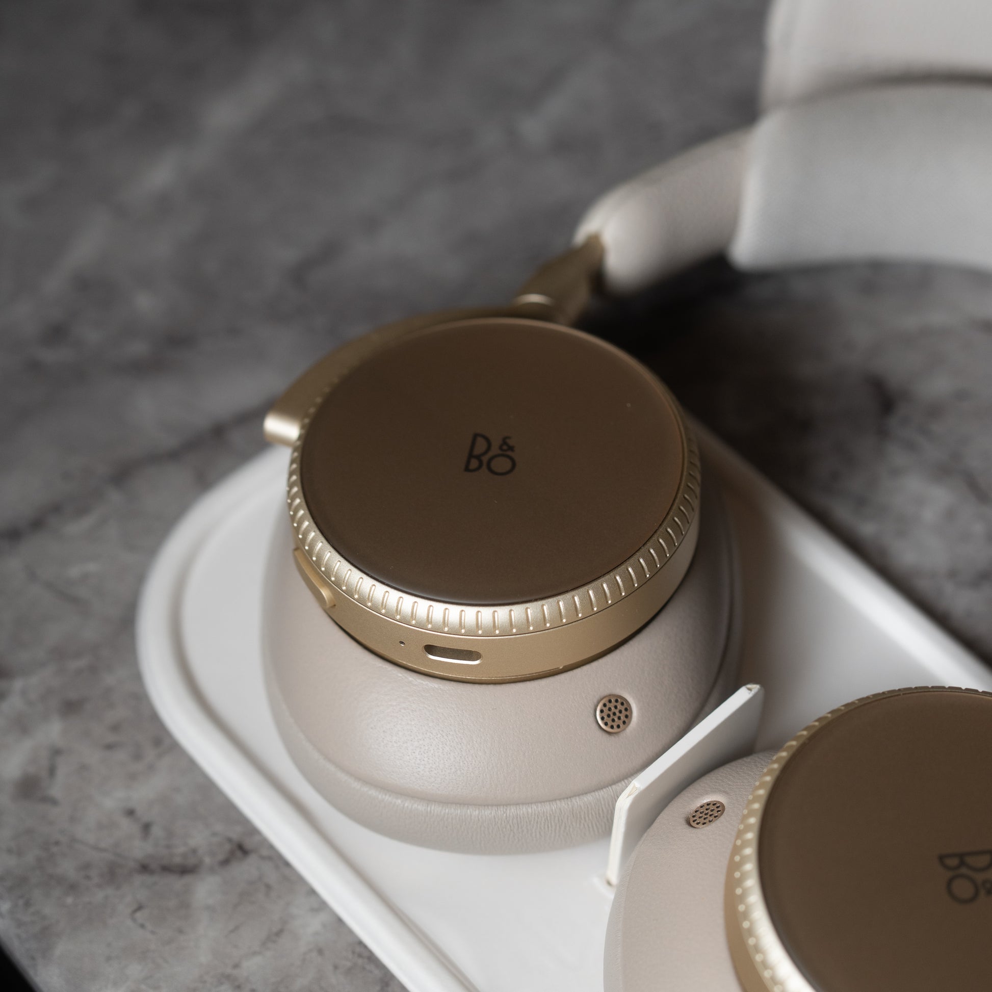 Bang & Olufsen | B&O BeoPlay H100 (Hourglass Sand)