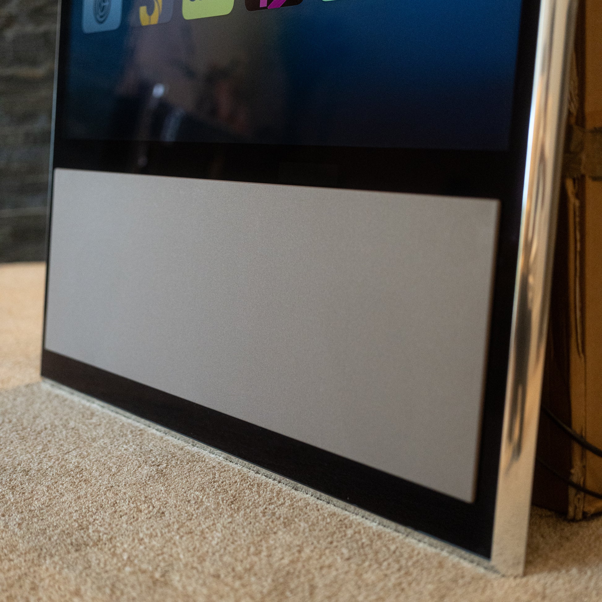 Bang & Olufsen B&O BeoVision 11-40" MK4 (Silver) + Taupe Cover + Wall Bracket