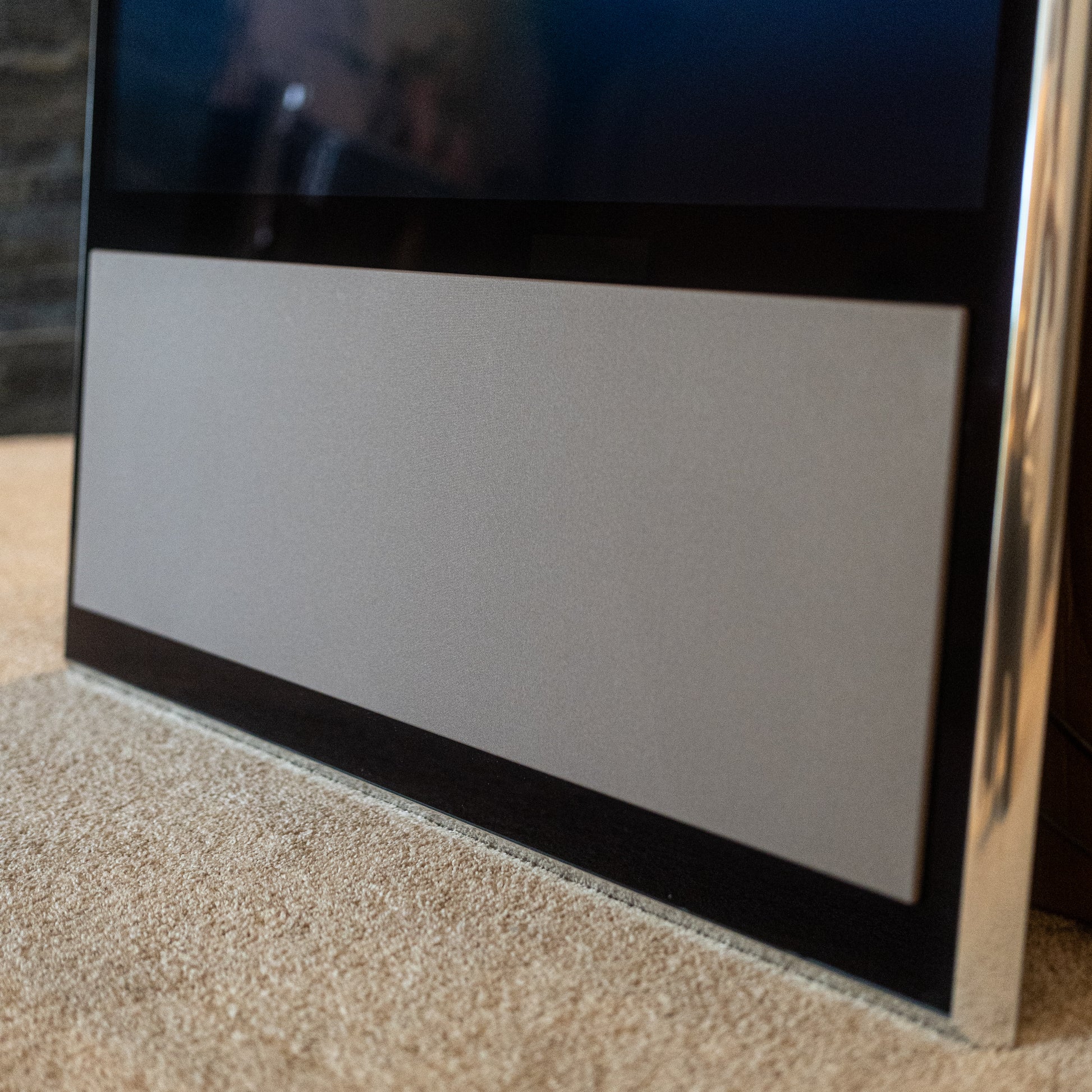 Bang & Olufsen B&O BeoVision 11-40" MK4 (Silver) + Taupe Cover + Wall Bracket