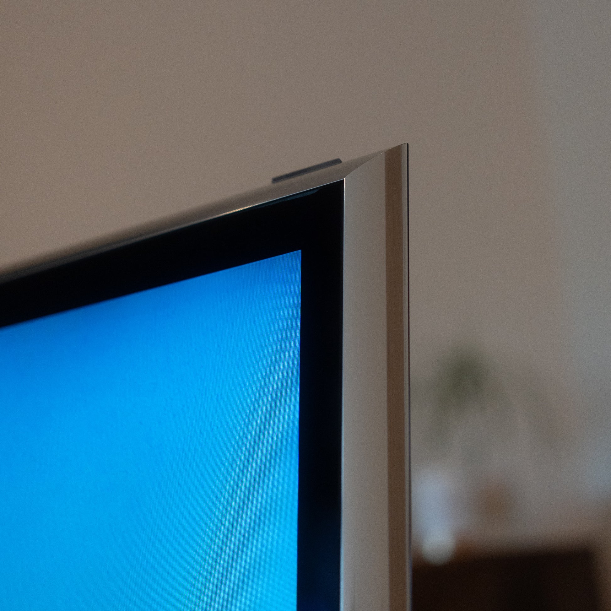 Bang & Olufsen B&O BeoVision 11-40" MK4 (Silver) + Taupe Cover + Wall Bracket