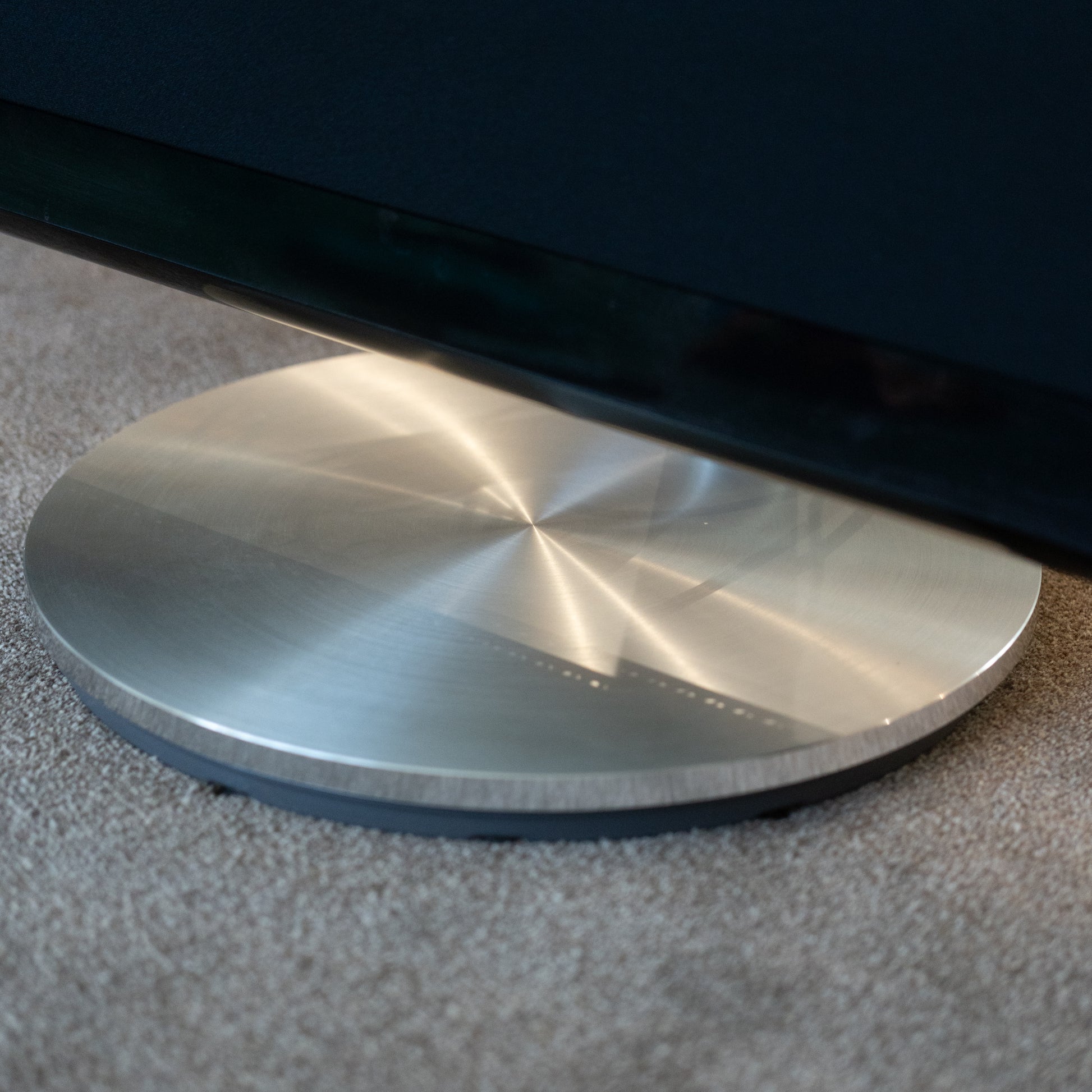Bang & Olufsen | B&O BeoVision 11-46" - MK4 (Floor Stand+Beoremote One) - BLACK